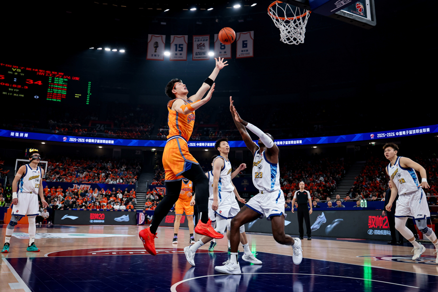 里程碑夜上海久事临场应变；CBA常规赛国际比赛日刷纪录；球迷炸锅；身体对抗强度拉满的简单介绍